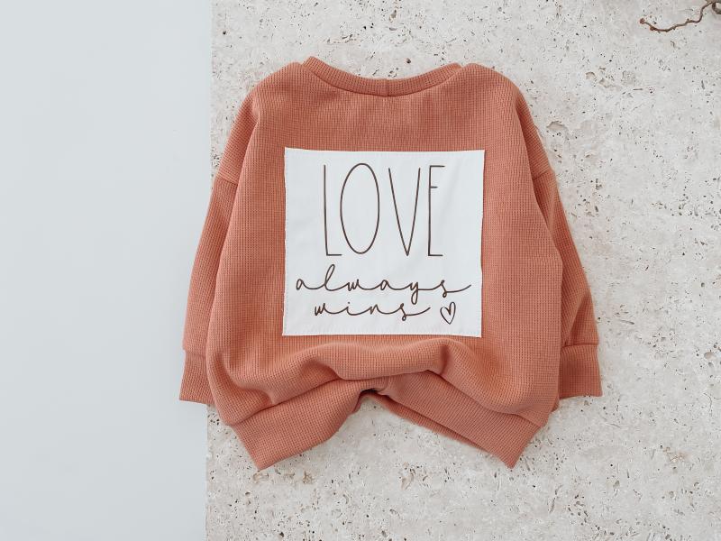 Oversize Sweater Lachs Love always wins