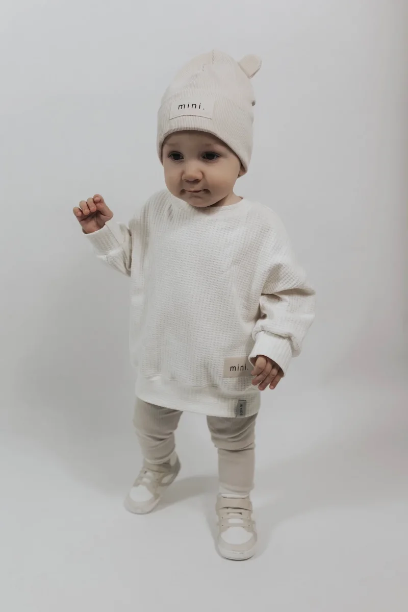 Oversize Baby Sweater Creme-Weiß aus weichem Soft Waffelstrick mit Mini Patch handgemacht