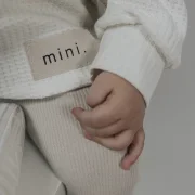 Detailansicht Mini Patch in der Farbe Oat auf creme-weiu00dfem Waffel Jersey Stoff