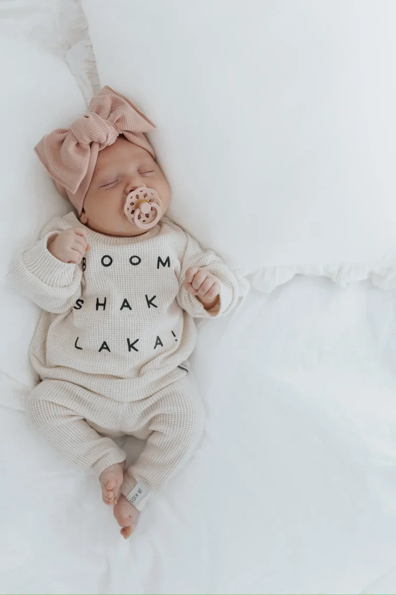 Oversize Baby Sweater Natur Waffelstrick mit schwarzem Boom Shakalaka Plott handgemacht