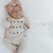 Oversize Baby Sweater Natur Waffelstrick mit schwarzem Boom Shakalaka Plott handgemacht
