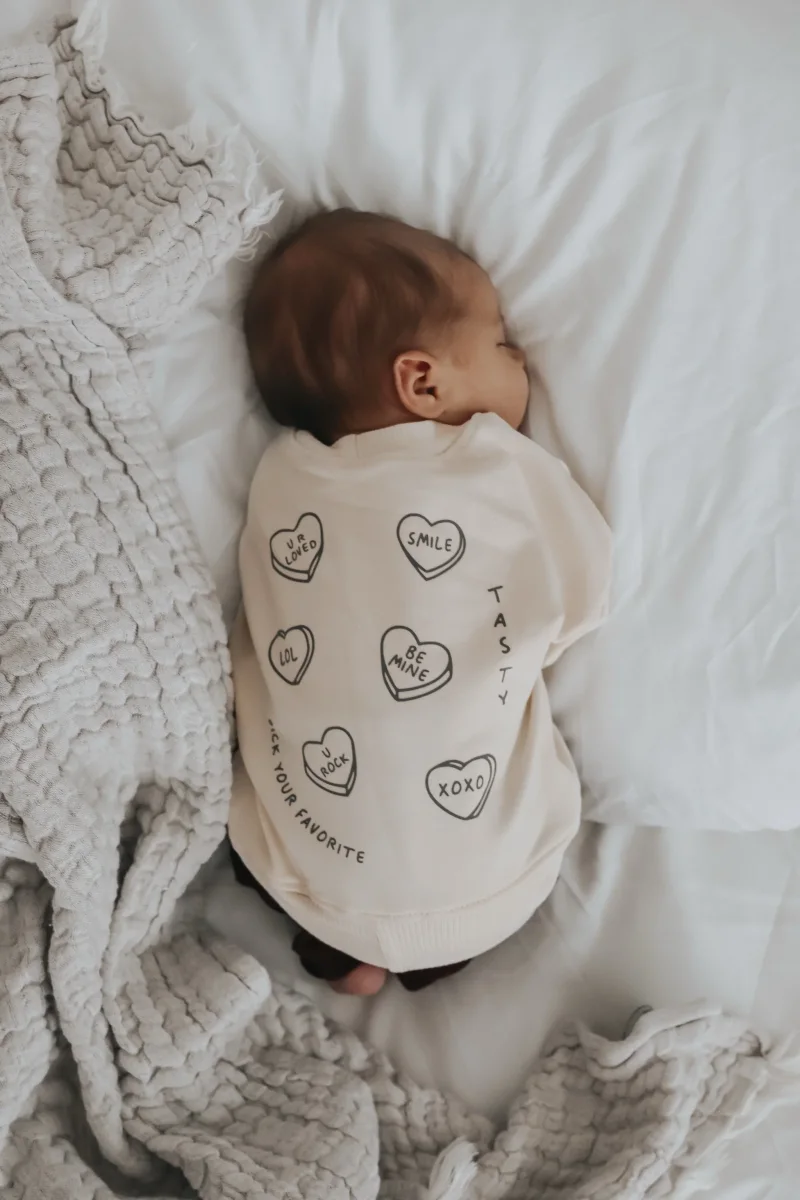 Oversize Baby Sweater Vanilla mit Candy Hearts Backprint und Sprüchen Sweet Edition handgemacht