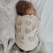 Oversize Baby Sweater Vanilla mit Candy Hearts Backprint und Sprüchen Sweet Edition handgemacht