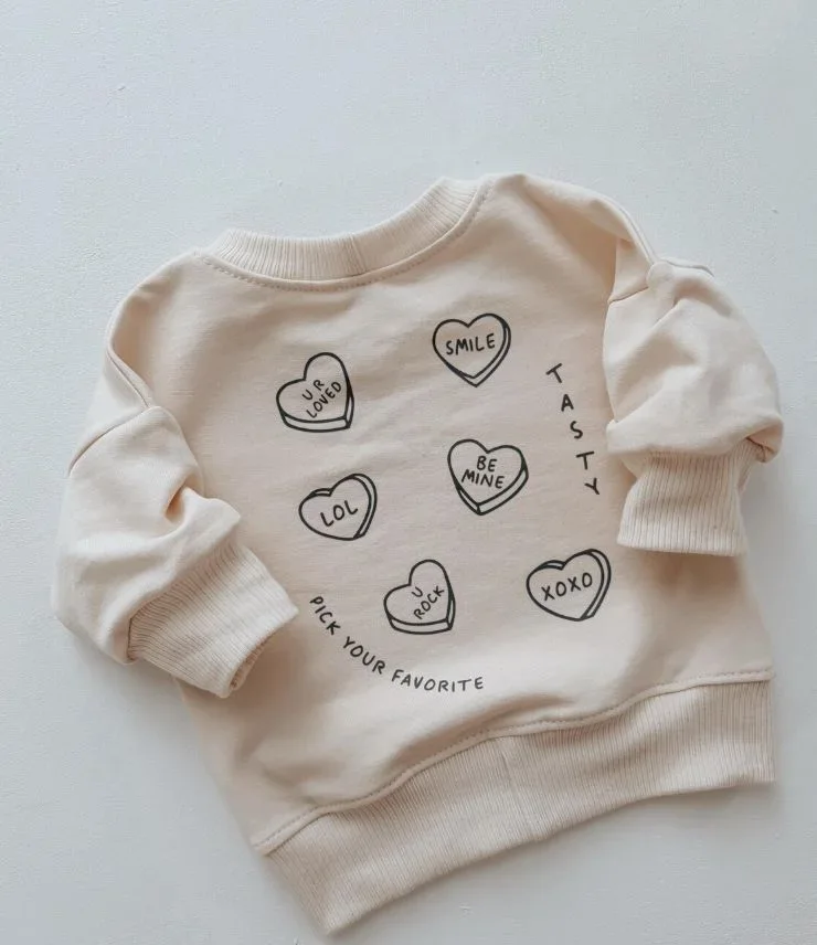 Detailansicht Candy Hearts Print mit verschiedenen Spru00fcchen auf hellem French Terry Stoff