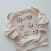 Detailansicht Candy Hearts Print mit verschiedenen Spru00fcchen auf hellem French Terry Stoff