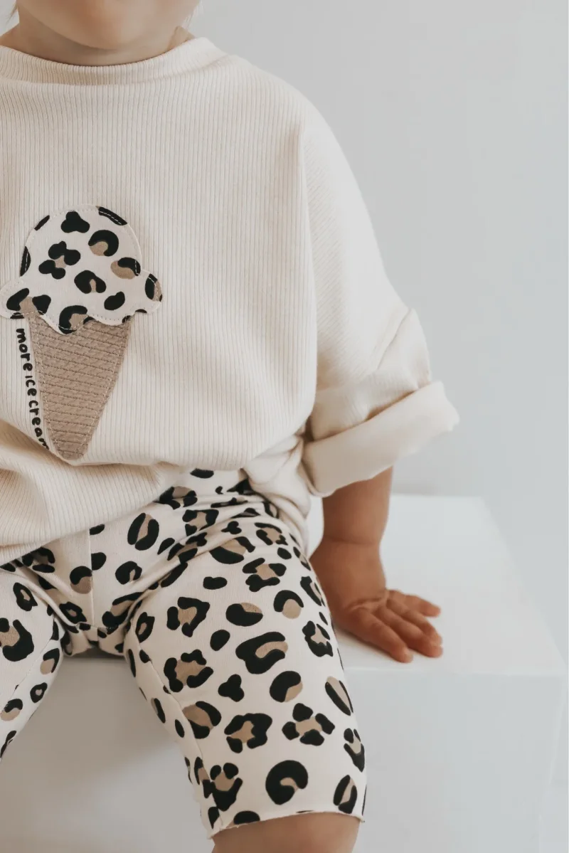 Hochwertiges Leopardenmuster auf weichem Jersey fu00fcr trendige Kinderkleidung