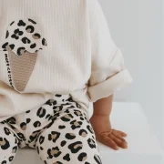 Hochwertiges Leopardenmuster auf weichem Jersey fu00fcr trendige Kinderkleidung