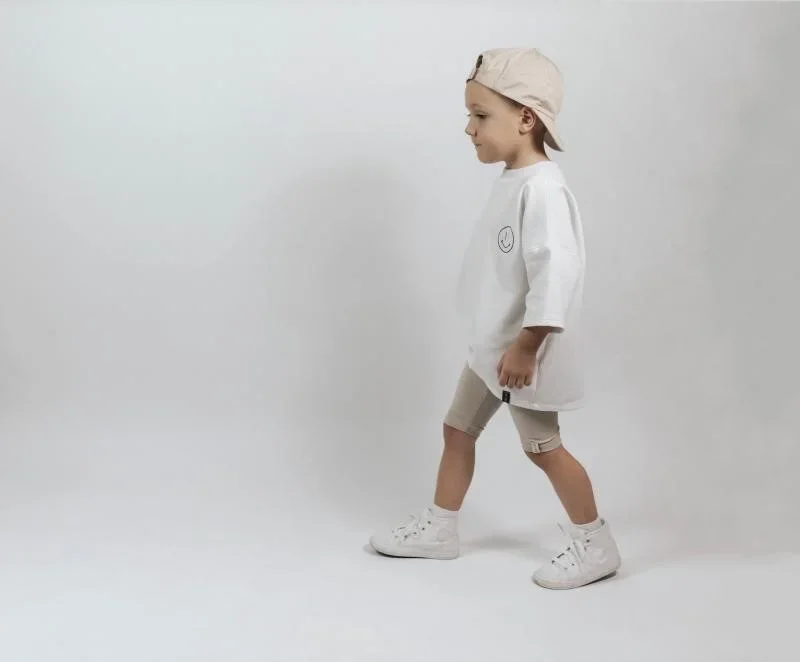 Lu00e4ssiger Oversize-Fit Kindershirt cremeweiu00df handgefertigt aus weichem French Terry