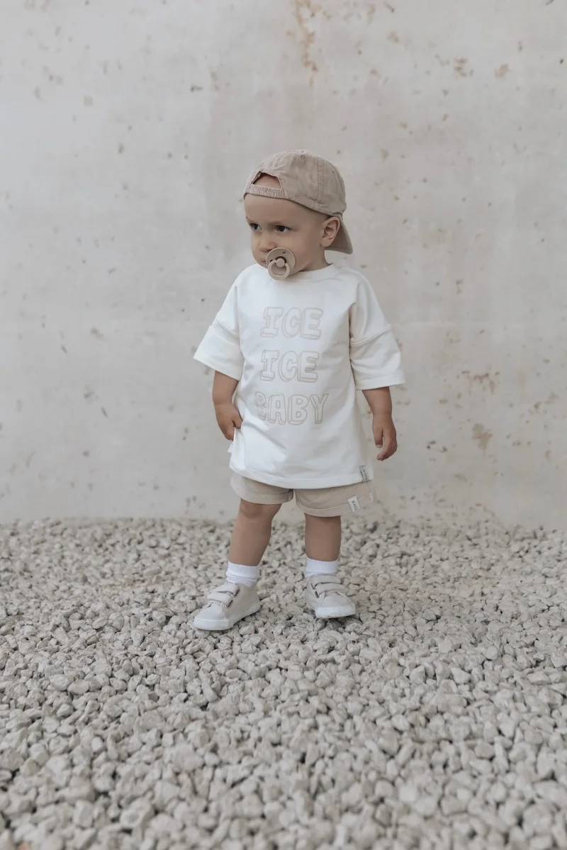Lu00e4ssiger Oversize-Fit Kindershirt cremeweiu00df handgefertigt aus weichem French Terry