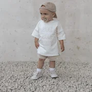 Lu00e4ssiger Oversize-Fit Kindershirt cremeweiu00df handgefertigt aus weichem French Terry