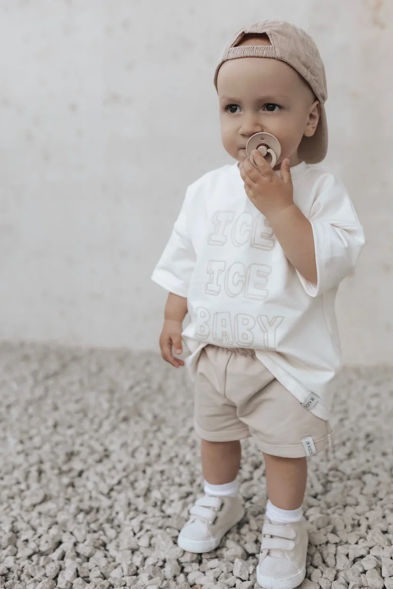 Dezenter Ton-in-Ton Plott Ice Ice Baby auf hellem Kinder T-Shirt J&B Design