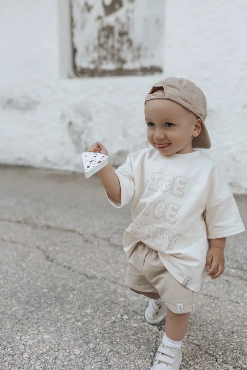 Dezenter Ton-in-Ton Plott Ice Ice Baby auf hellem Kinder T-Shirt J&B Design