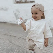 Dezenter Ton-in-Ton Plott Ice Ice Baby auf hellem Kinder T-Shirt J&B Design