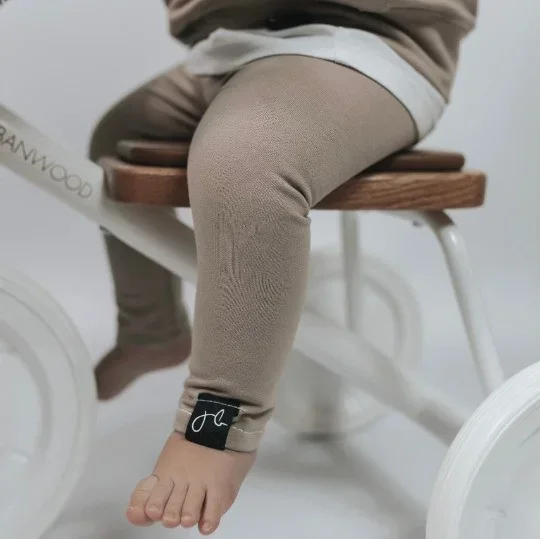 Bequeme Baby Leggings in Dunkelbeige aus weichem Jersey am Knöchel gerafft J&B Design