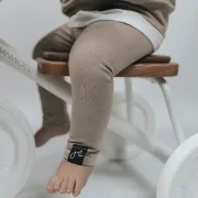 Bequeme Baby Leggings in Dunkelbeige aus weichem Jersey am Knöchel gerafft J&B Design