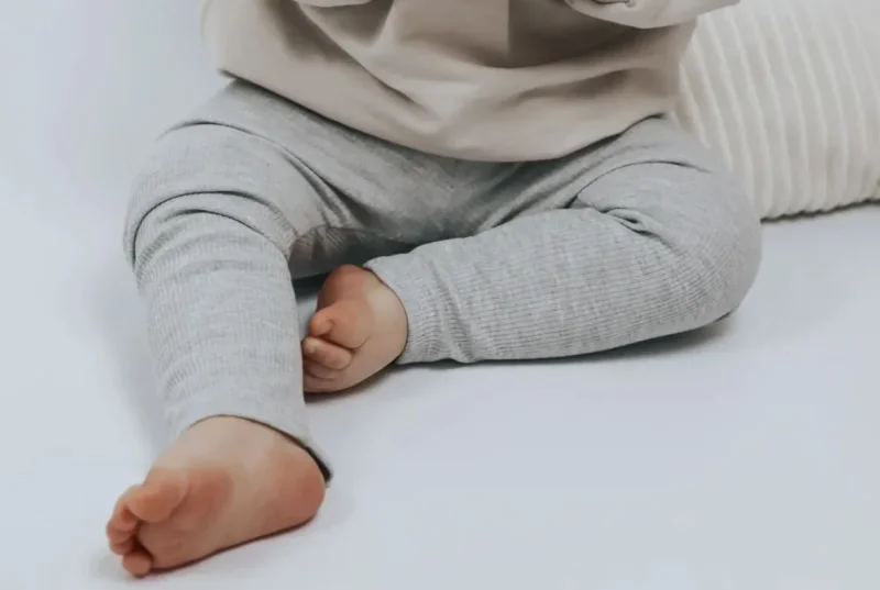 Handgefertigtes Babyoutfit in Hellgrau Meliert mit passendem Shirt aus weichem Ripp-Stoff
