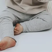 Handgefertigtes Babyoutfit in Hellgrau Meliert mit passendem Shirt aus weichem Ripp-Stoff
