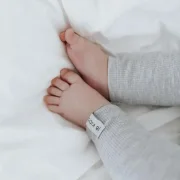 Nahaufnahme der elastischen Ripp-Struktur und J&B Kids Label an der grauen Kinderhose