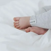 Nahaufnahme der elastischen Ripp-Struktur und J&B Kids Label an der grauen Kinderhose