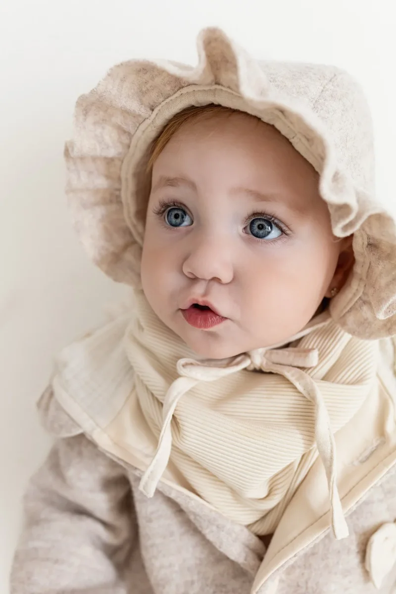 Handgefertigte Wollwalk Bonnet in Cream mit Musselin Futter und Rüschen J&B Design