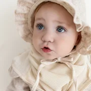 Handgefertigte Wollwalk Bonnet in Cream mit Musselin Futter und Rüschen J&B Design