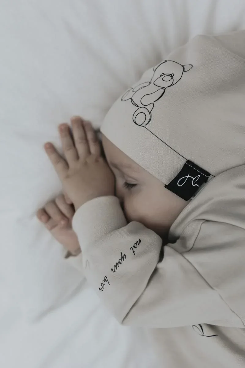 Personalisierte Jersey Beanie mit handgeplottetem Bärchen-Design Not your Bear J&B Design