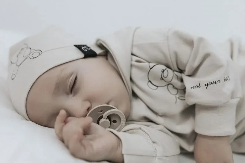 Detailansicht des hochwertigen Bu00e4rchen-Aufdrucks auf einer hellen Baby Jersey Mu00fctze