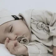 Detailansicht des hochwertigen Bu00e4rchen-Aufdrucks auf einer hellen Baby Jersey Mu00fctze