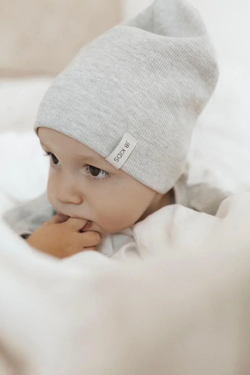 Hellgraue Baby Beanie aus hochwertigem Ripp-Jersey minimalistisches Design J&B Design