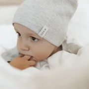 Hellgraue Baby Beanie aus hochwertigem Ripp-Jersey minimalistisches Design J&B Design