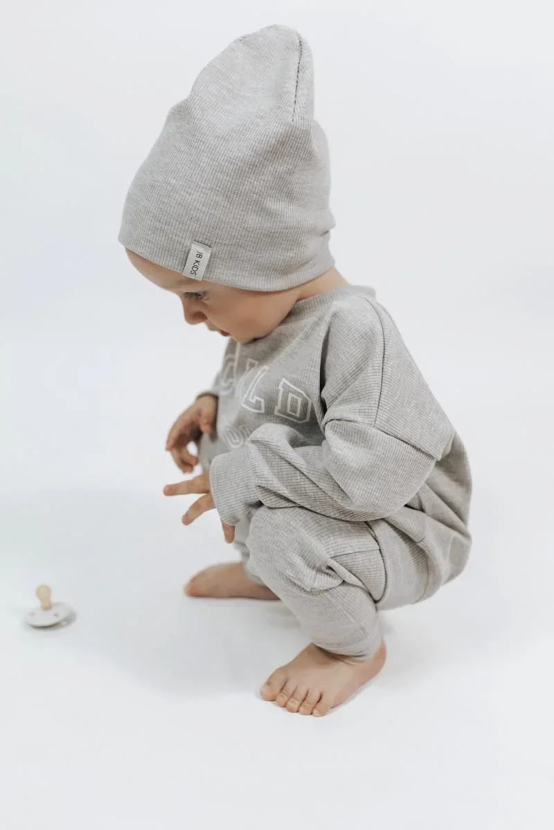 Handgefertigtes Baby Outfit bestehend aus hellgrauer Beanie und passendem Sweatshirt