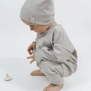Handgefertigtes Baby Outfit bestehend aus hellgrauer Beanie und passendem Sweatshirt