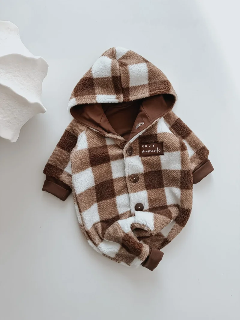 Karierter Baby Teddy Overall aus weichem Bouclé mit Kapuze und Kokosknöpfen J&B Design