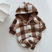 Karierter Baby Teddy Overall aus weichem Bouclé mit Kapuze und Kokosknöpfen J&B Design