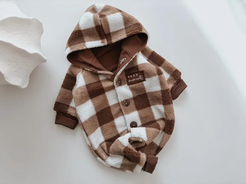 Detailansicht kuscheliger Baby Einteiler Bouclu00e9 braun-weiu00df kariert handgefertigt