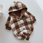 Detailansicht kuscheliger Baby Einteiler Bouclu00e9 braun-weiu00df kariert handgefertigt