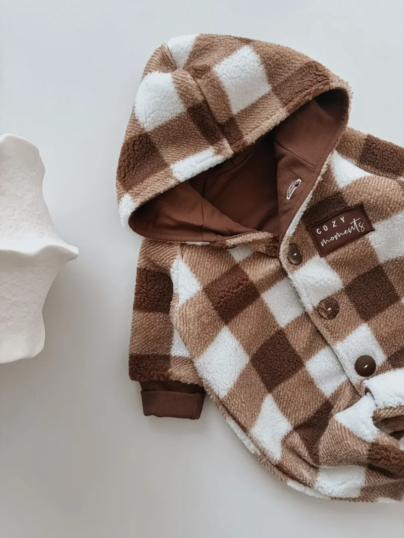 Nahaufnahme Cozy Moments Patch und Kokosknu00f6pfe an Baby Winteroverall