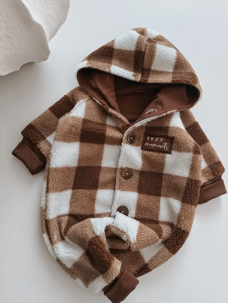 Detailansicht kuscheliger Baby Einteiler Bouclu00e9 braun-weiu00df kariert handgefertigt