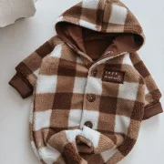 Detailansicht kuscheliger Baby Einteiler Bouclu00e9 braun-weiu00df kariert handgefertigt
