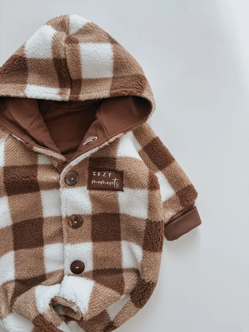 Nahaufnahme Cozy Moments Patch und Kokosknu00f6pfe an Baby Winteroverall