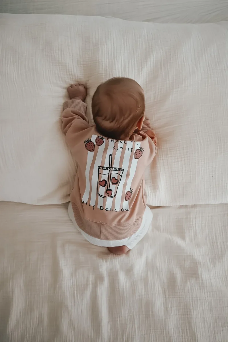 Baby Oversize Sweater Soft Altrosa mit Erdbeershake Backprint Shake it Sip it J&B Design