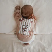 Baby Oversize Sweater Soft Altrosa mit Erdbeershake Backprint Shake it Sip it J&B Design