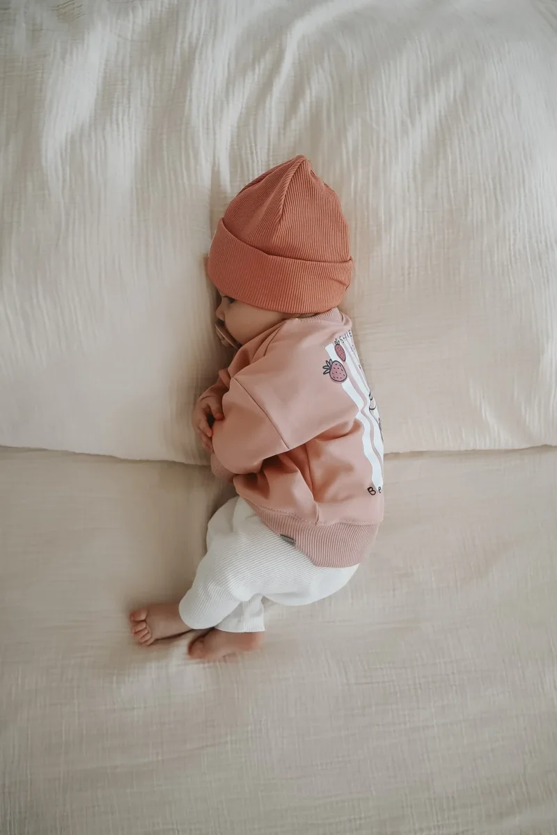 Handgefertigtes Babyoutfit Soft Altrosa: Oversize Sweater und passende Mu00fctze J&B Design