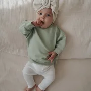 Lu00e4ssiger Baby Pullover in Salbeigru00fcn mit dezenter Front-Applikation handgefertigt