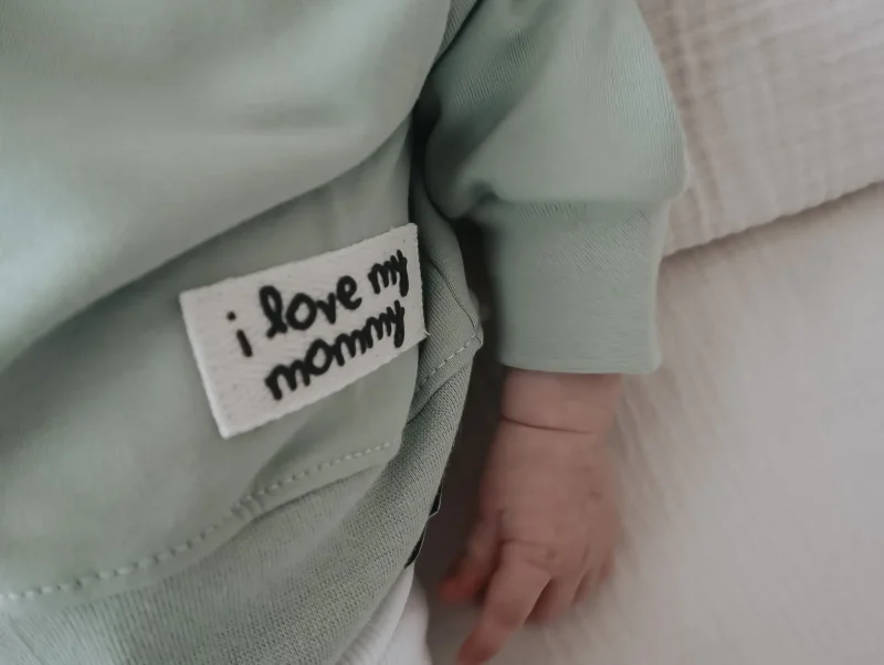 Dezenter Frontpatch I love my Mommy auf salbeigru00fcnem Ripp-Jersey Sweater