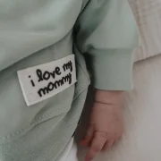 Dezenter Frontpatch I love my Mommy auf salbeigru00fcnem Ripp-Jersey Sweater