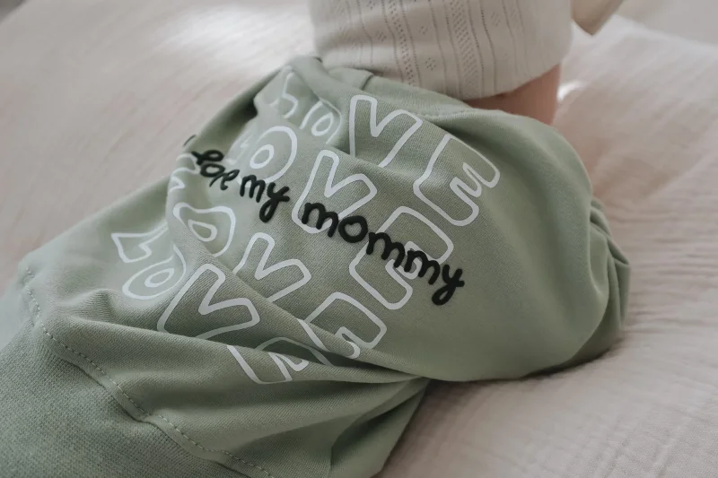 Nahaufnahme 3D Puff-Folie Plott I love my Mommy auf gru00fcnem Baby Sweater