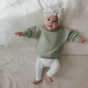 Lu00e4ssiger Baby Pullover in Salbeigru00fcn mit dezenter Front-Applikation handgefertigt