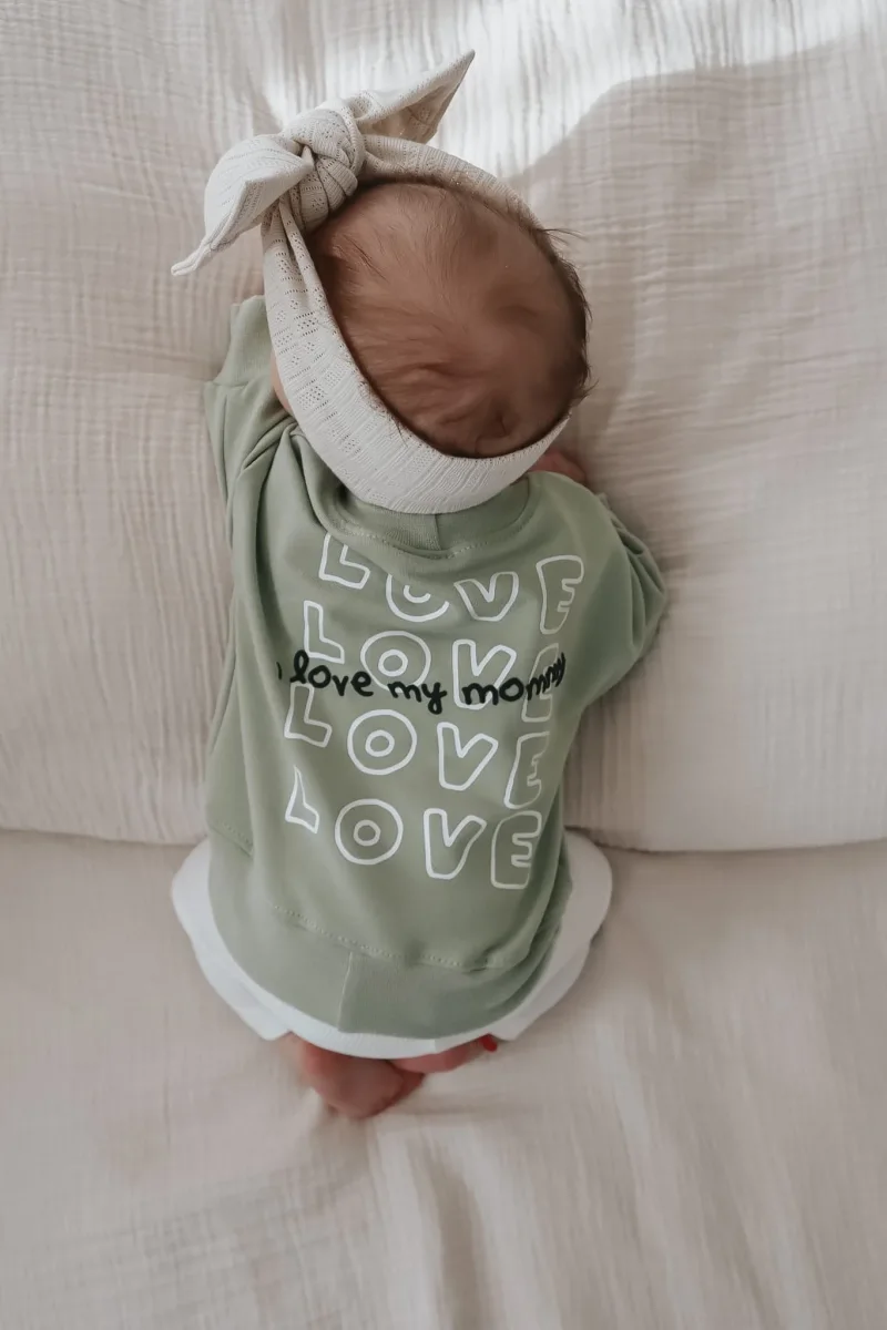 Nahaufnahme 3D Puff-Folie Plott I love my Mommy auf gru00fcnem Baby Sweater
