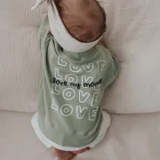 Nahaufnahme 3D Puff-Folie Plott I love my Mommy auf gru00fcnem Baby Sweater